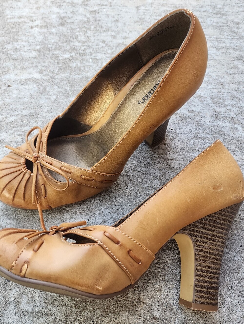Xhilaration VTG Y2K Tan Mustard Yellow Faux Leather Clam Shell Toe Bow Detail, 9